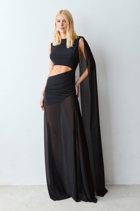 VESTIDO LONGO COM ABERTURA LATERAL E FAIXA FLUIDA PRETO