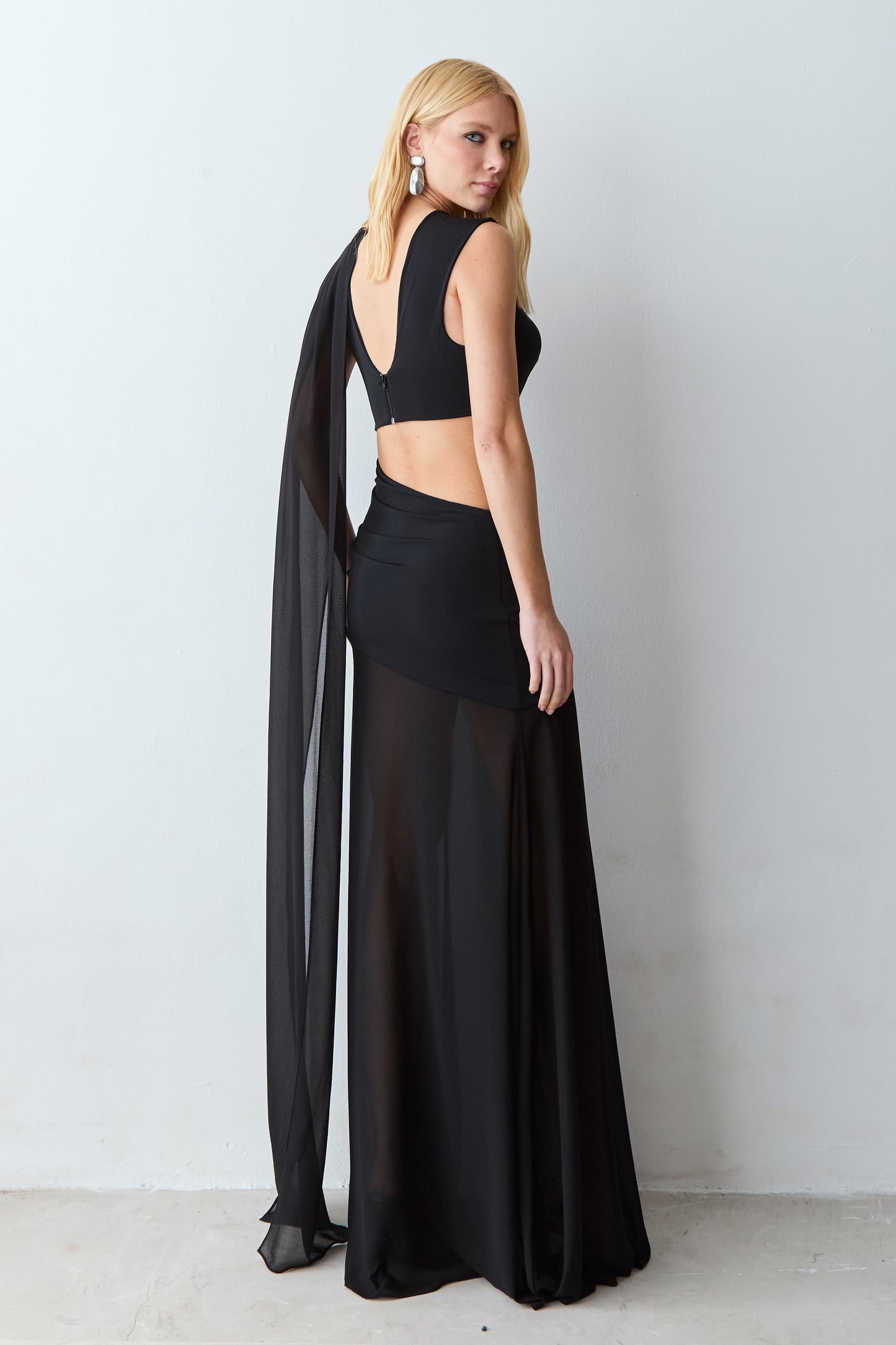 VESTIDO LONGO COM ABERTURA LATERAL E FAIXA FLUIDA PRETO