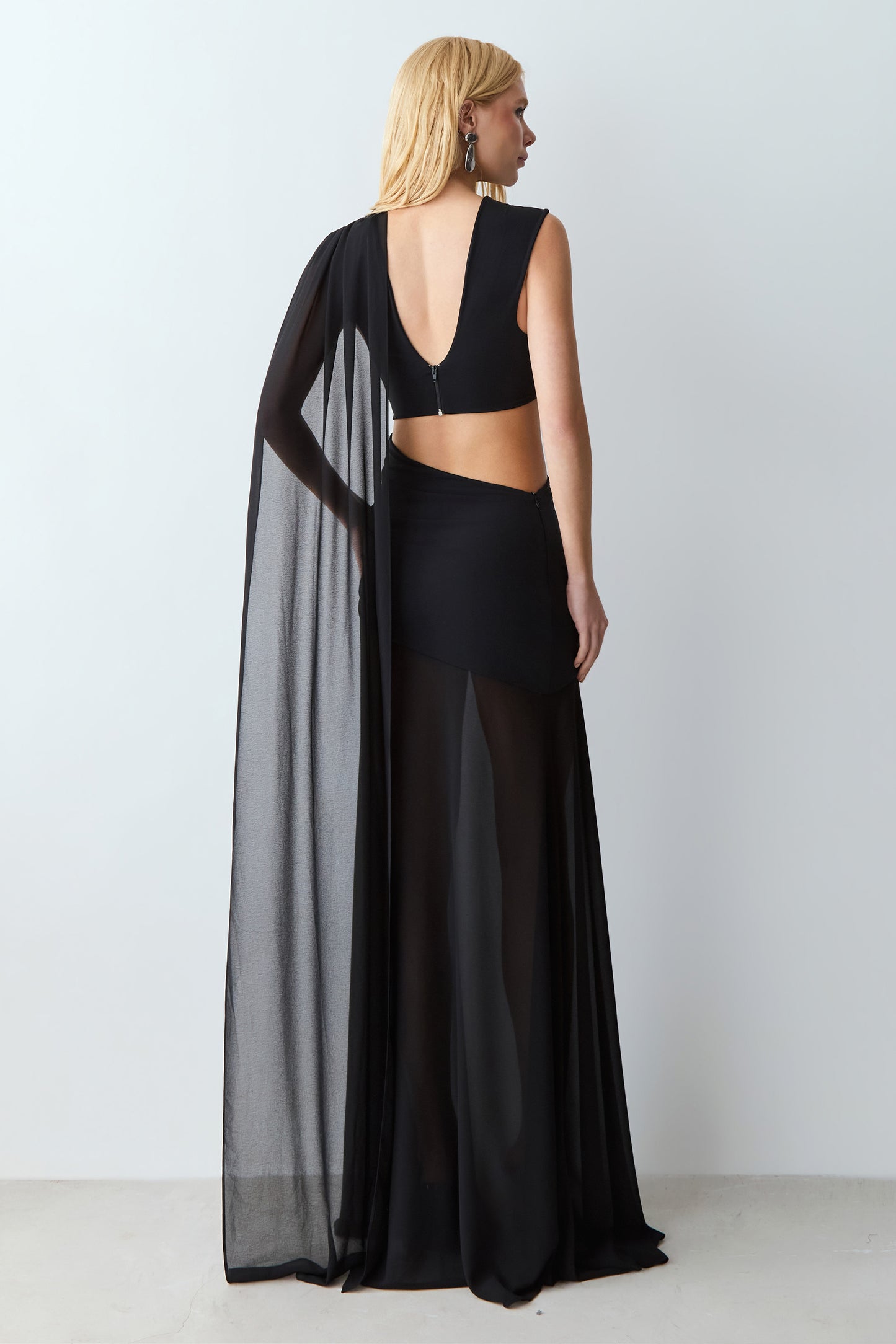 VESTIDO LONGO COM ABERTURA LATERAL E FAIXA FLUIDA PRETO