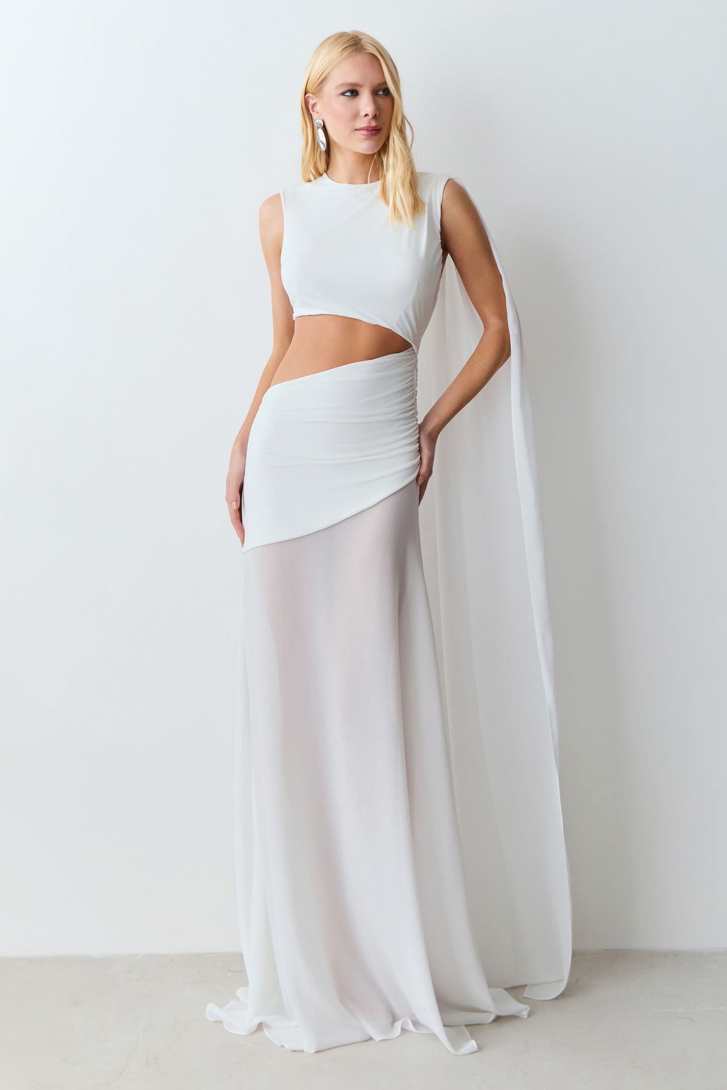 VESTIDO LONGO COM ABERTURA LATERAL E FAIXA FLUIDA OFF WHITE