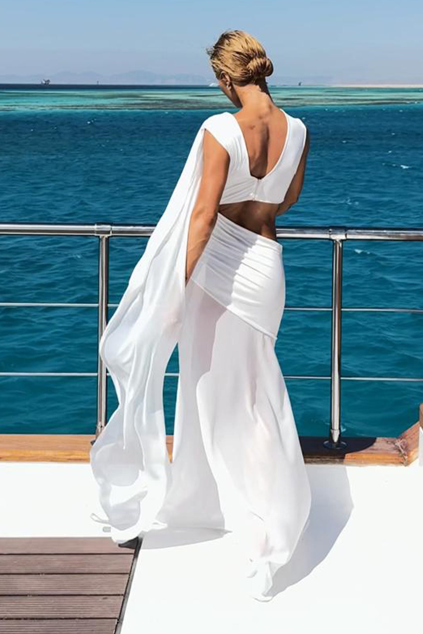 VESTIDO LONGO COM ABERTURA LATERAL E FAIXA FLUIDA OFF WHITE