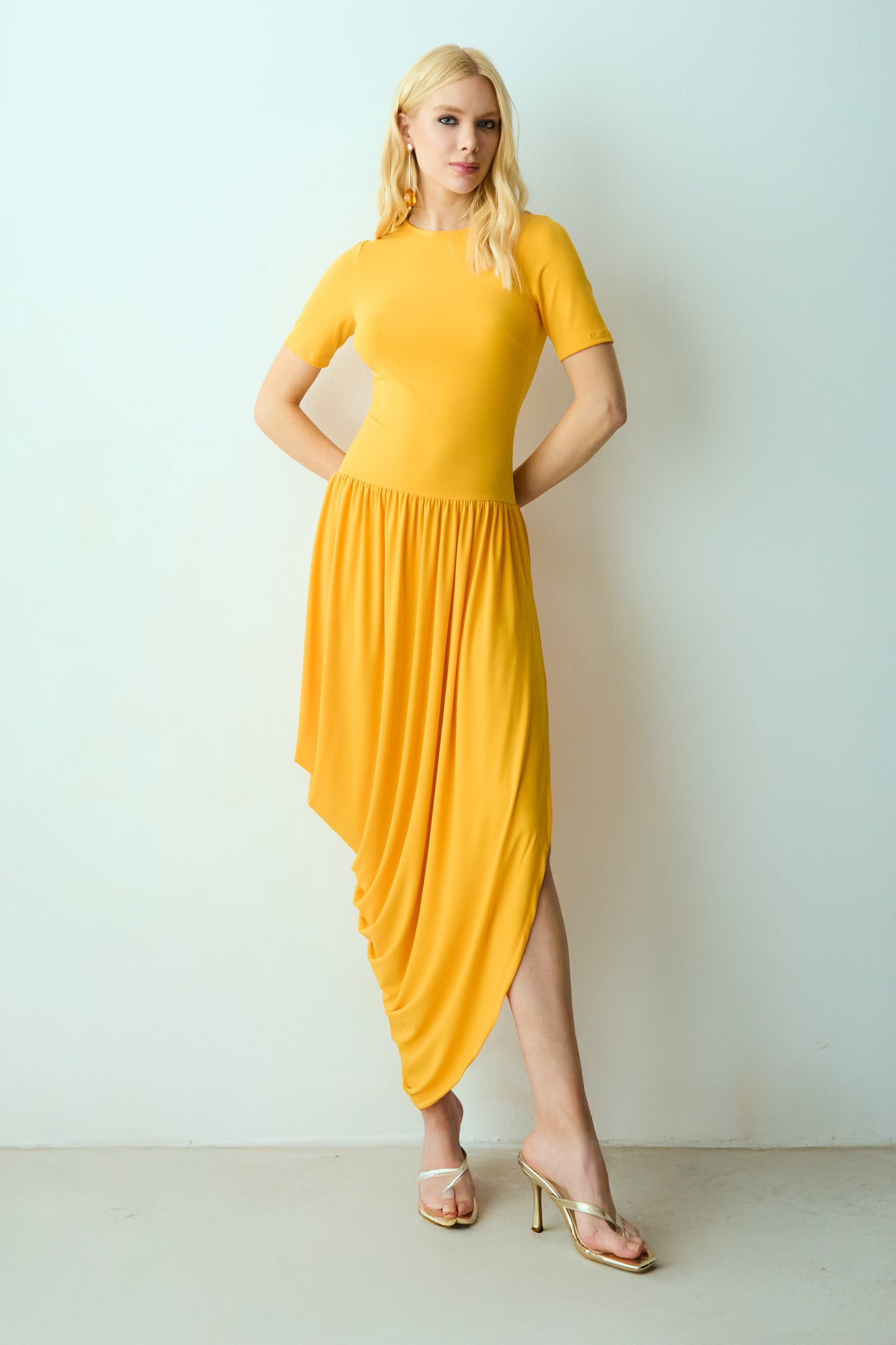 VESTIDO MIDI MANGA CURTA SAIA COM CAIMENTO BALONE LARANJA MANGA