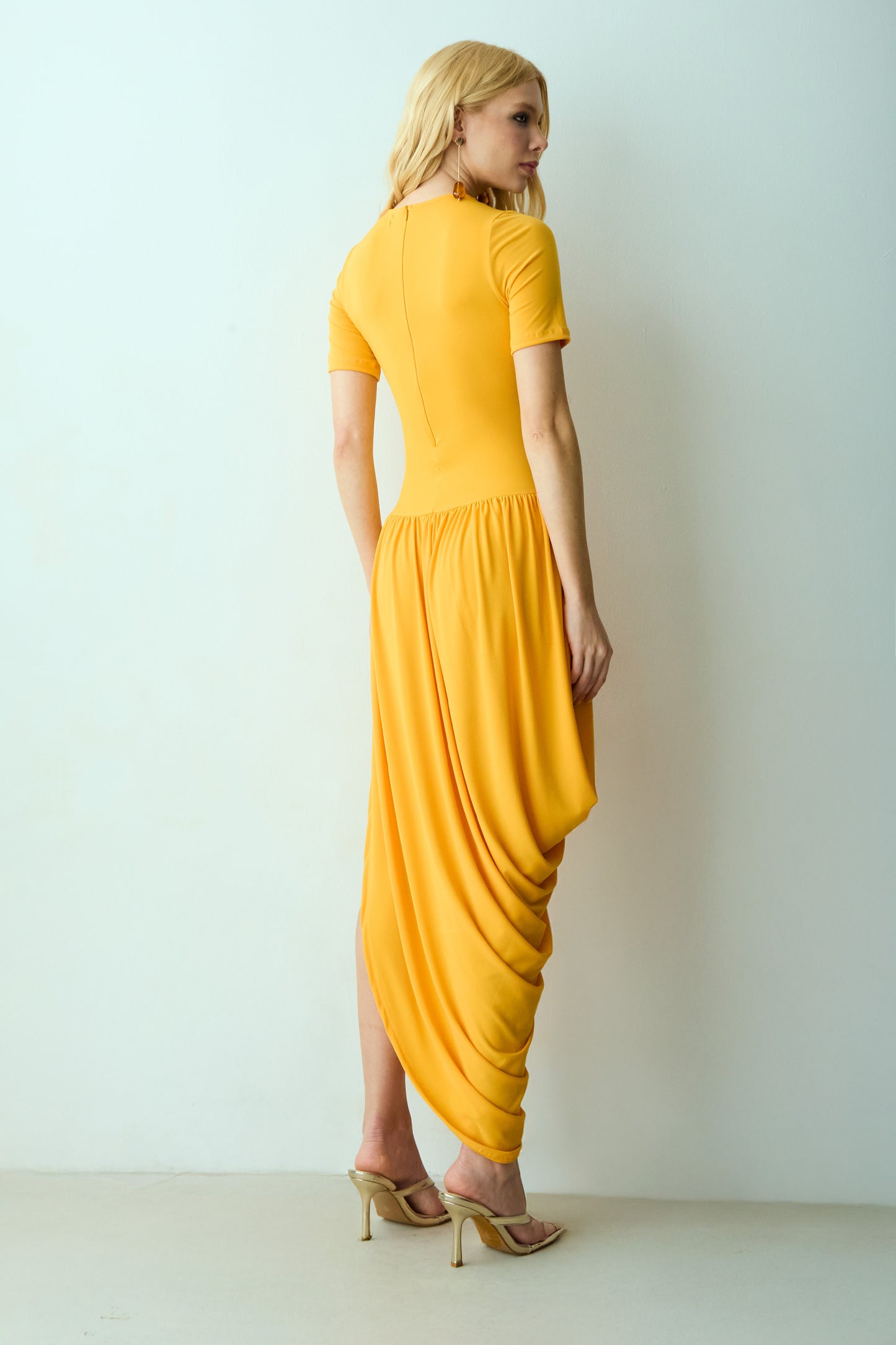 VESTIDO MIDI MANGA CURTA SAIA COM CAIMENTO BALONE LARANJA MANGA