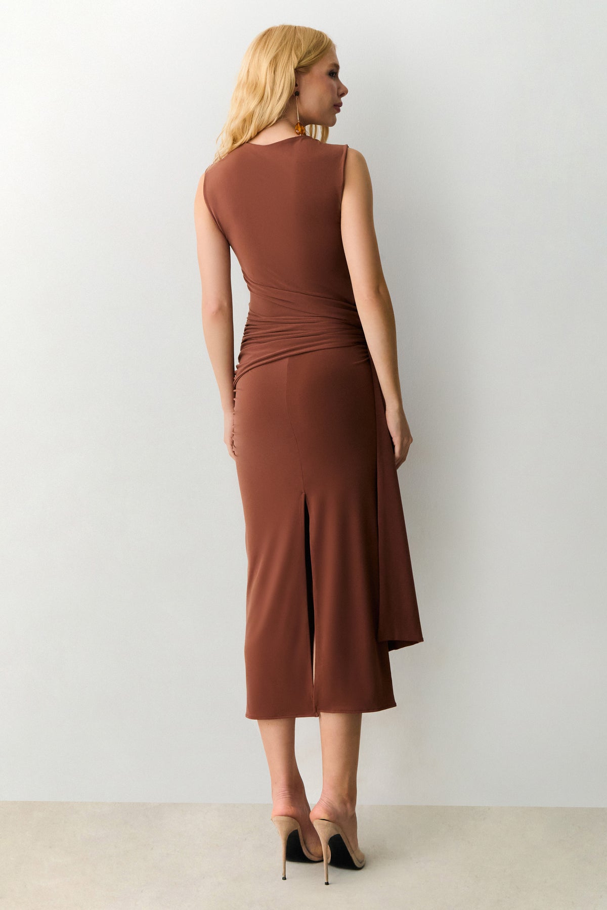 VESTIDO MIDI COM NO E FAIXA LATERAL MARROM