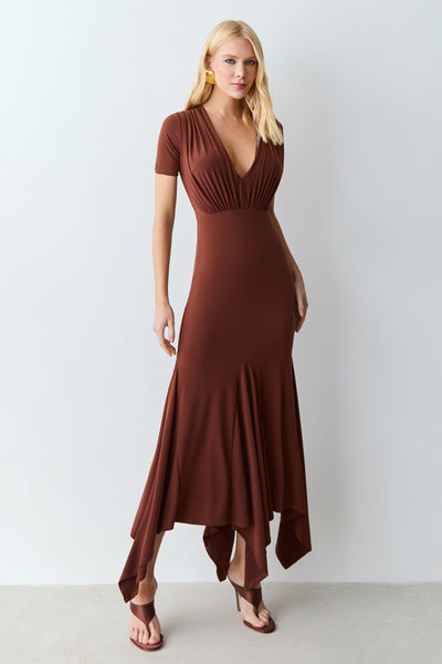 VESTIDO MIDI DRAPEADOS BUSTO E SAIA ASSIMETRICA FLUIDA MARROM
