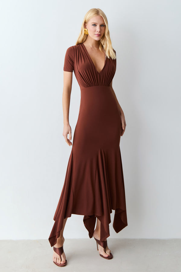 VESTIDO MIDI DRAPEADOS BUSTO E SAIA ASSIMETRICA FLUIDA MARROM