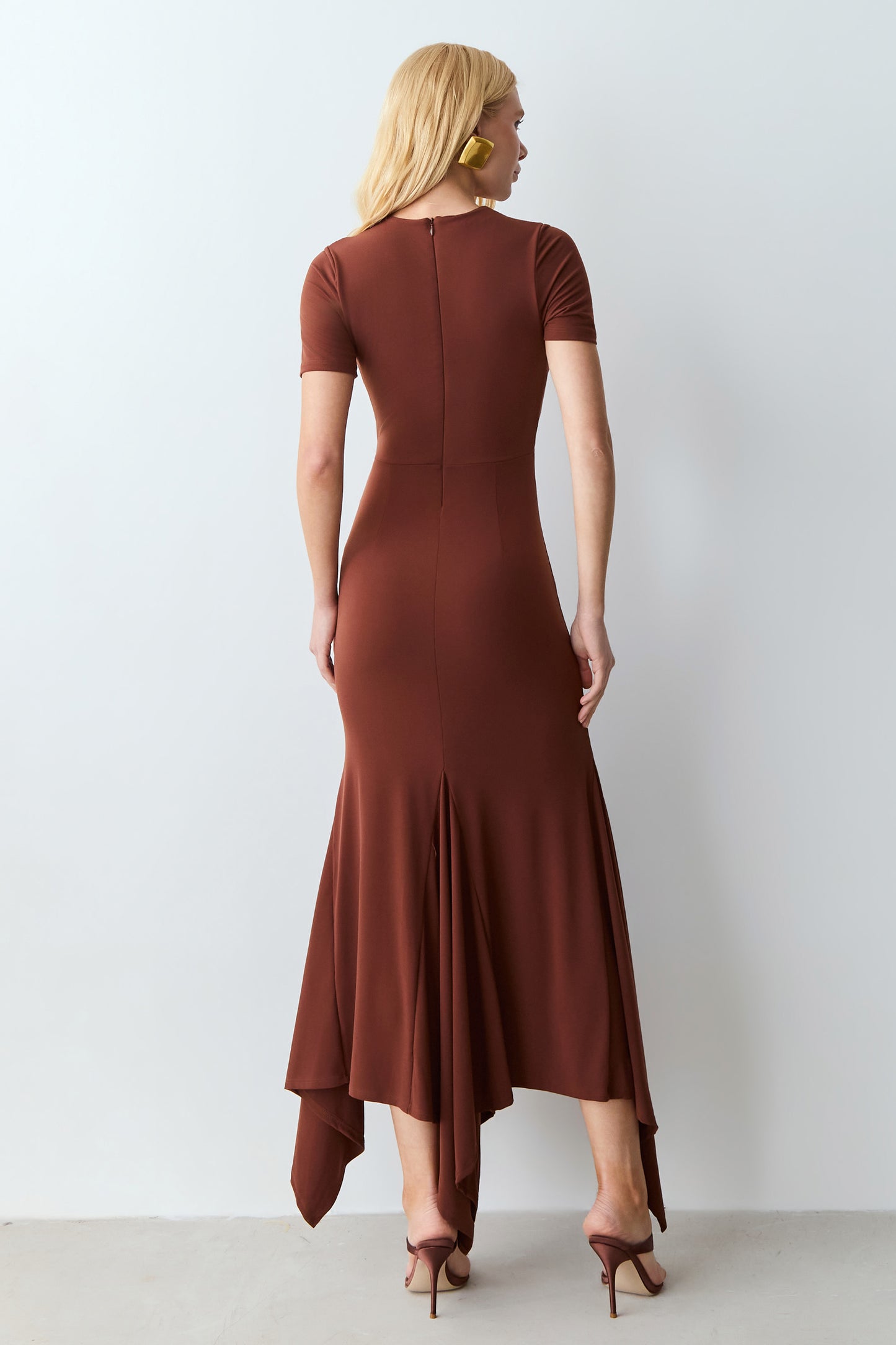 VESTIDO MIDI DRAPEADOS BUSTO E SAIA ASSIMETRICA FLUIDA MARROM