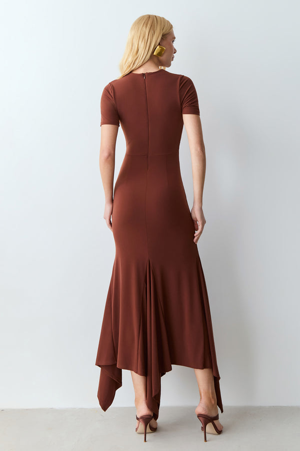 VESTIDO MIDI DRAPEADOS BUSTO E SAIA ASSIMETRICA FLUIDA MARROM