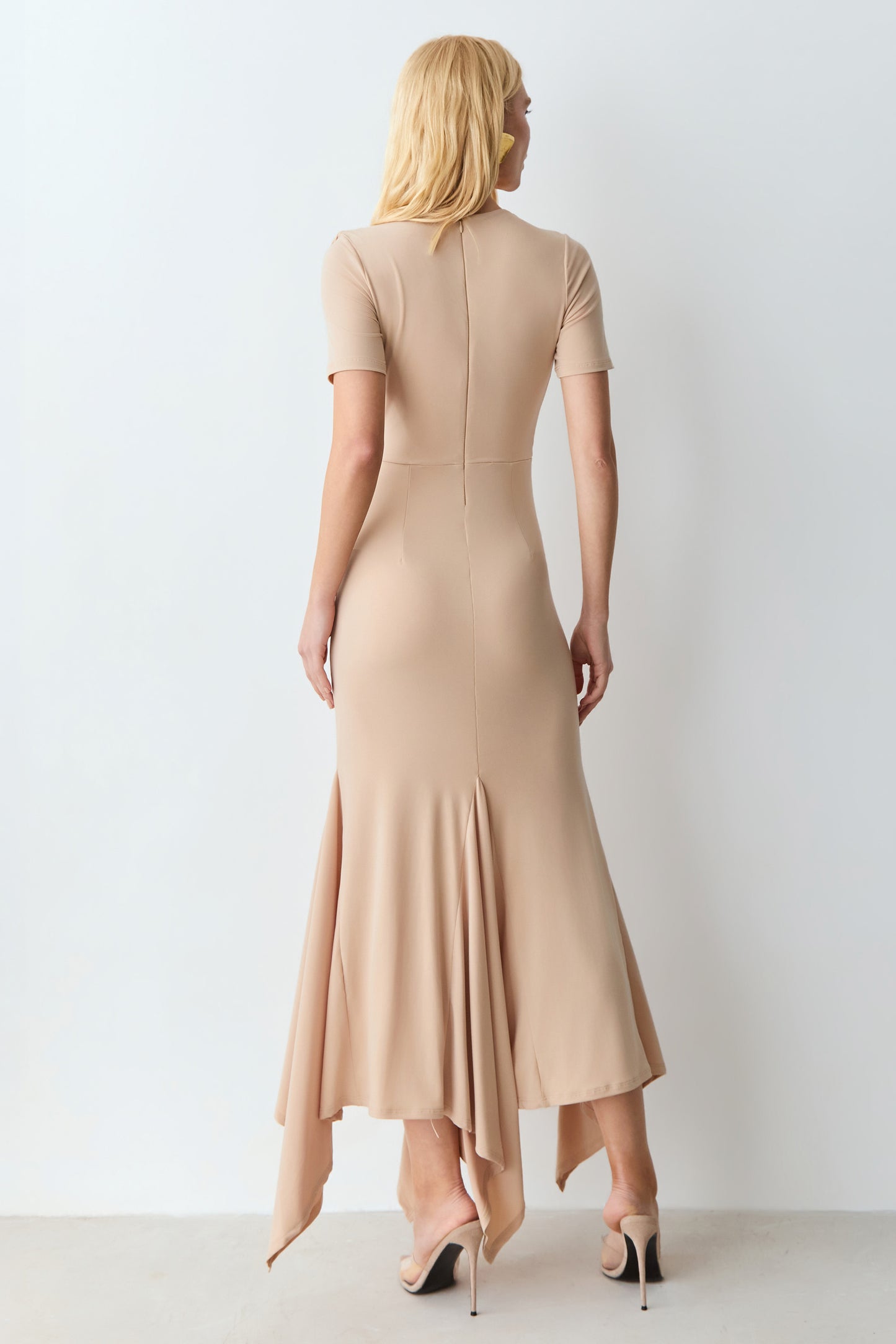 VESTIDO MIDI DRAPEADOS BUSTO E SAIA ASSIMETRICA FLUIDA BEGE ARGILA