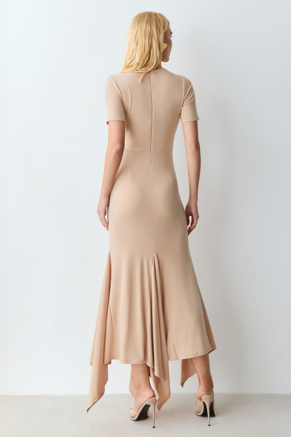 VESTIDO MIDI DRAPEADOS BUSTO E SAIA ASSIMETRICA FLUIDA BEGE ARGILA