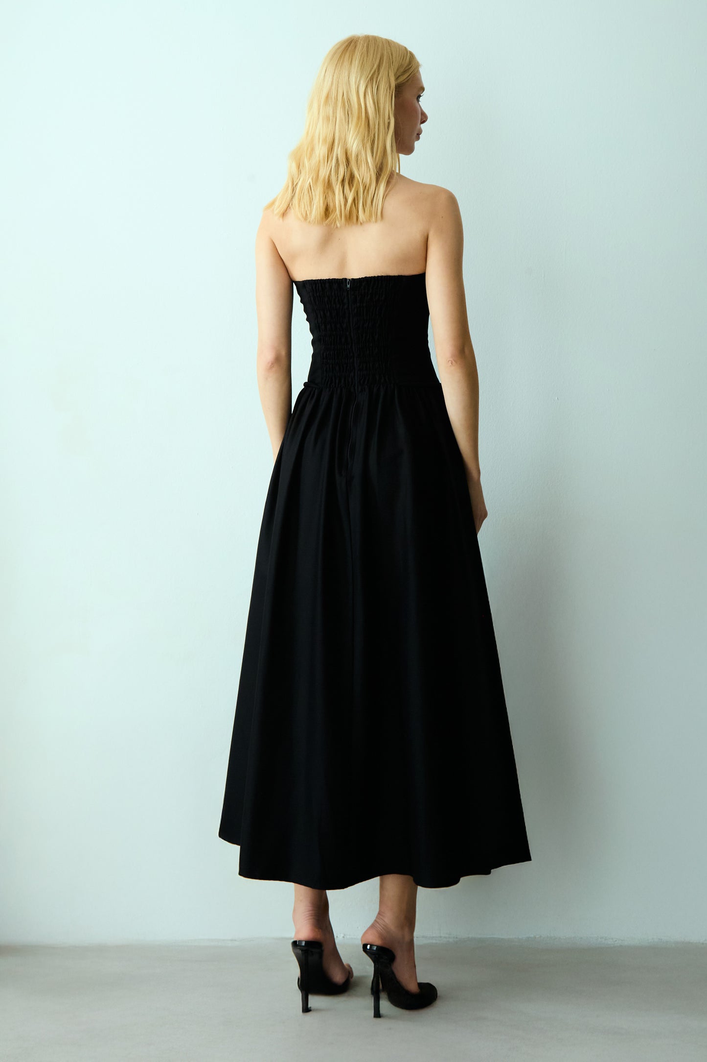 VESTIDO MIDI TOMARA QUE CAIA ZIPER DE METAL FRONTAL PRETO