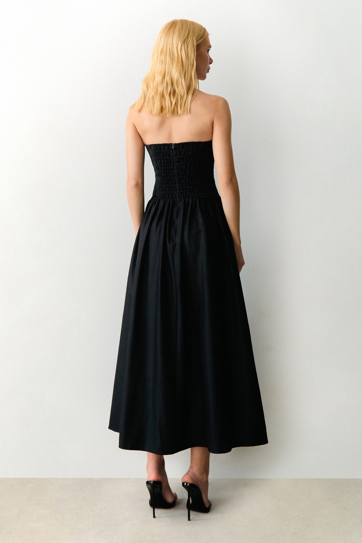 VESTIDO MIDI TOMARA QUE CAIA ZIPER DE METAL FRONTAL PRETO