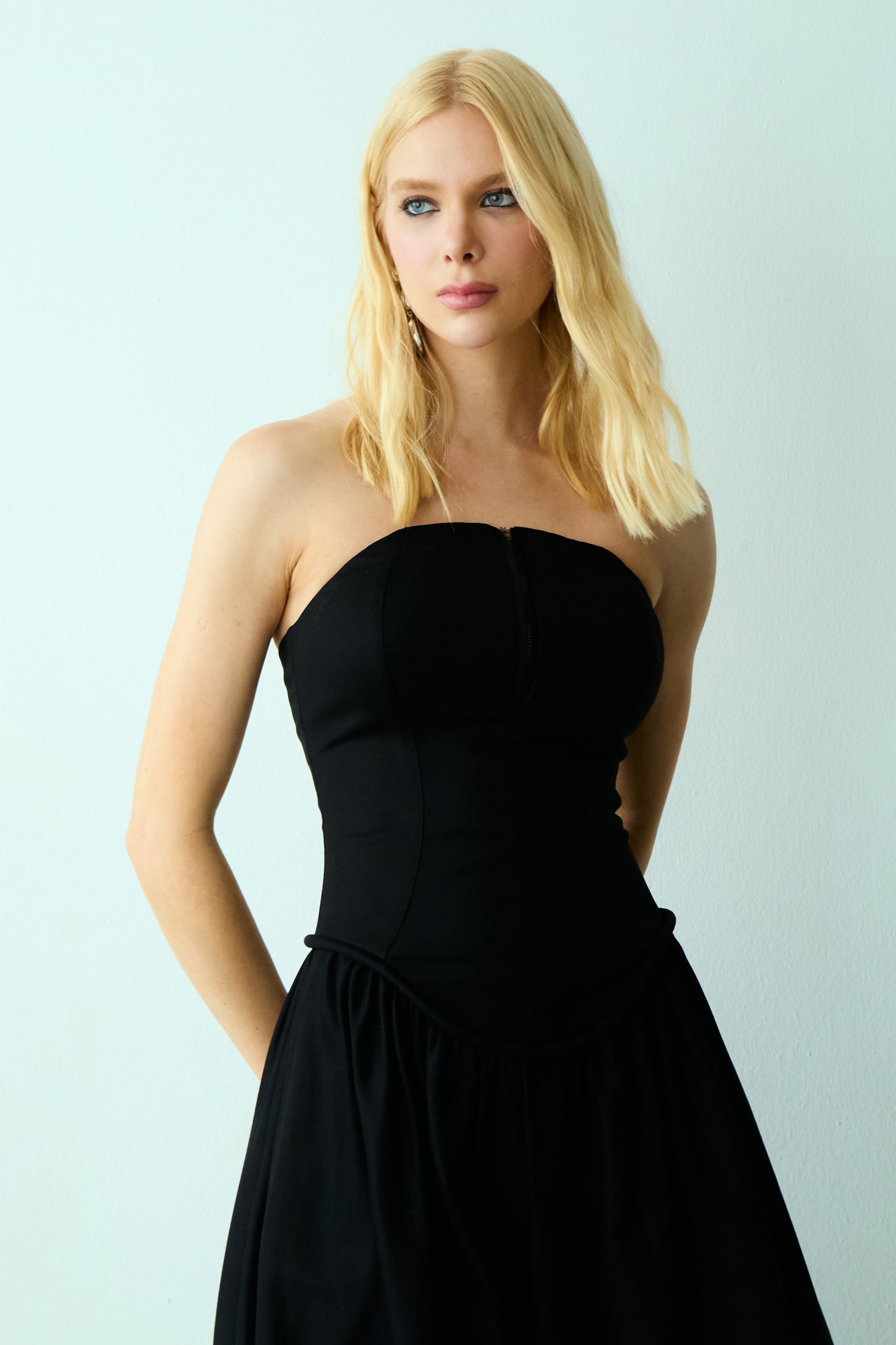 VESTIDO MIDI TOMARA QUE CAIA ZIPER DE METAL FRONTAL PRETO