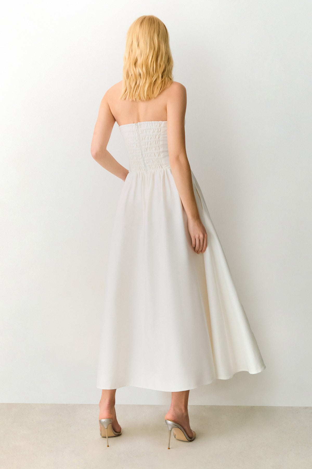 VESTIDO MIDI TOMARA QUE CAIA ZIPER DE METAL FRONTAL OFF WHITE