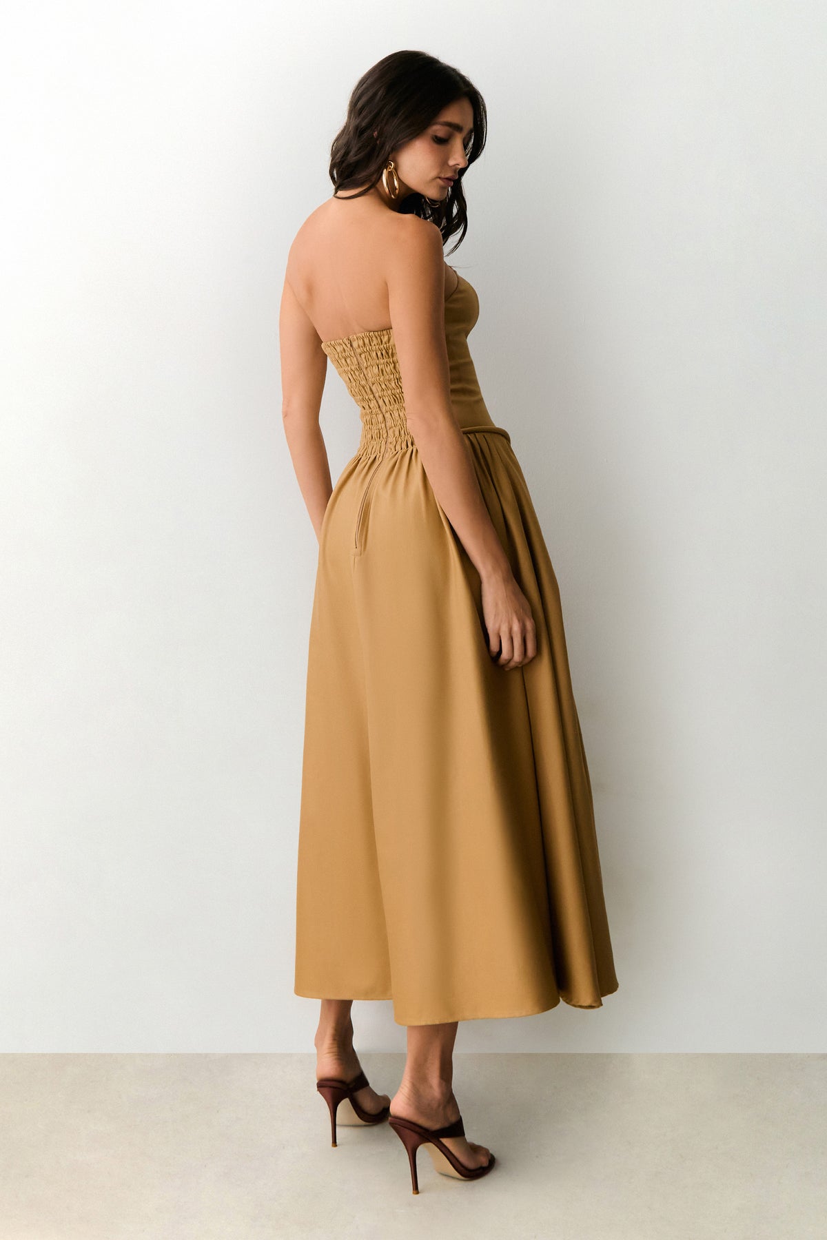 VESTIDO MIDI TOMARA QUE CAIA ZIPER DE METAL FRONTAL KAKI