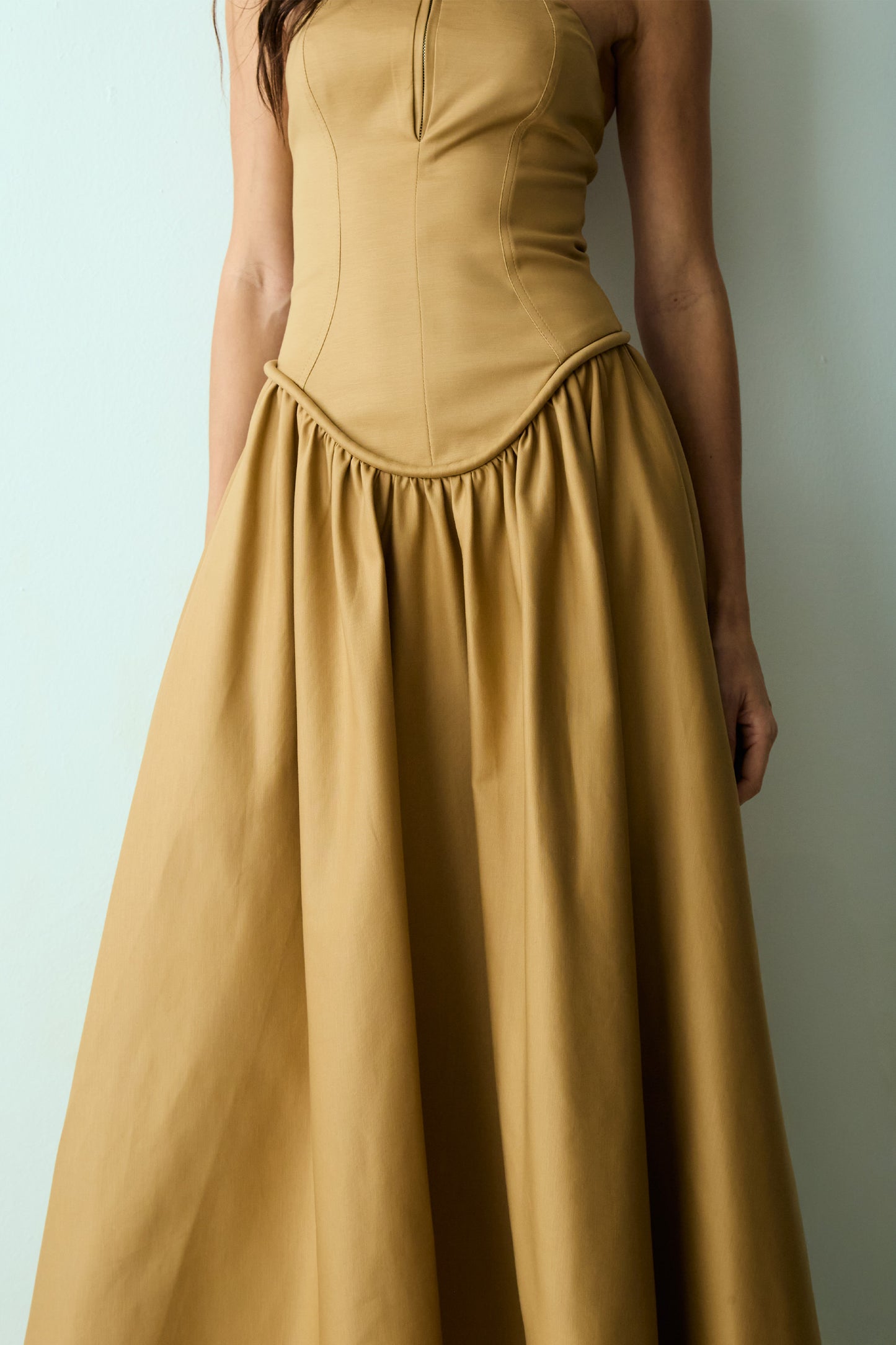 VESTIDO MIDI TOMARA QUE CAIA ZIPER DE METAL FRONTAL KAKI
