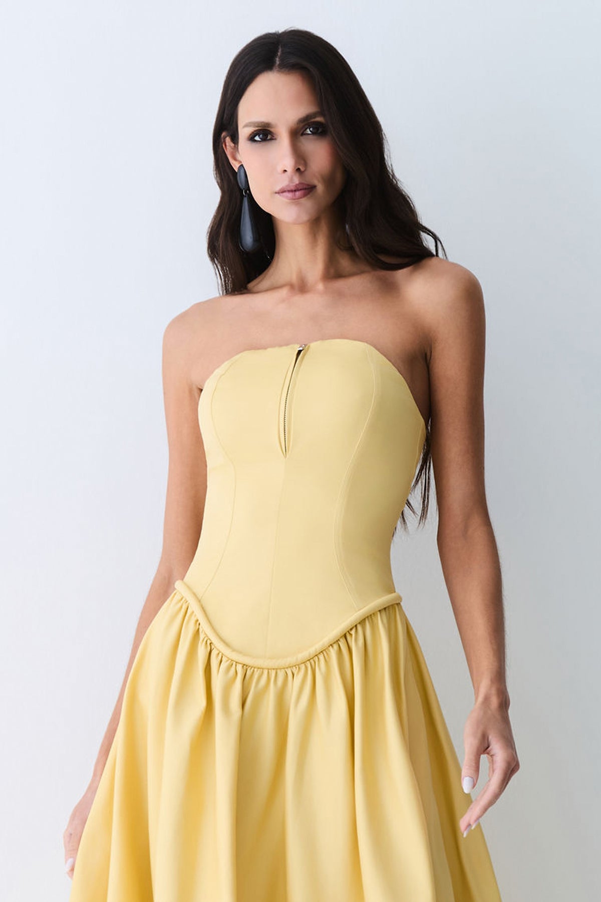 VESTIDO MIDI TOMARA QUE CAIA ZIPER DE METAL FRONTAL AMARELO MANTEIGA