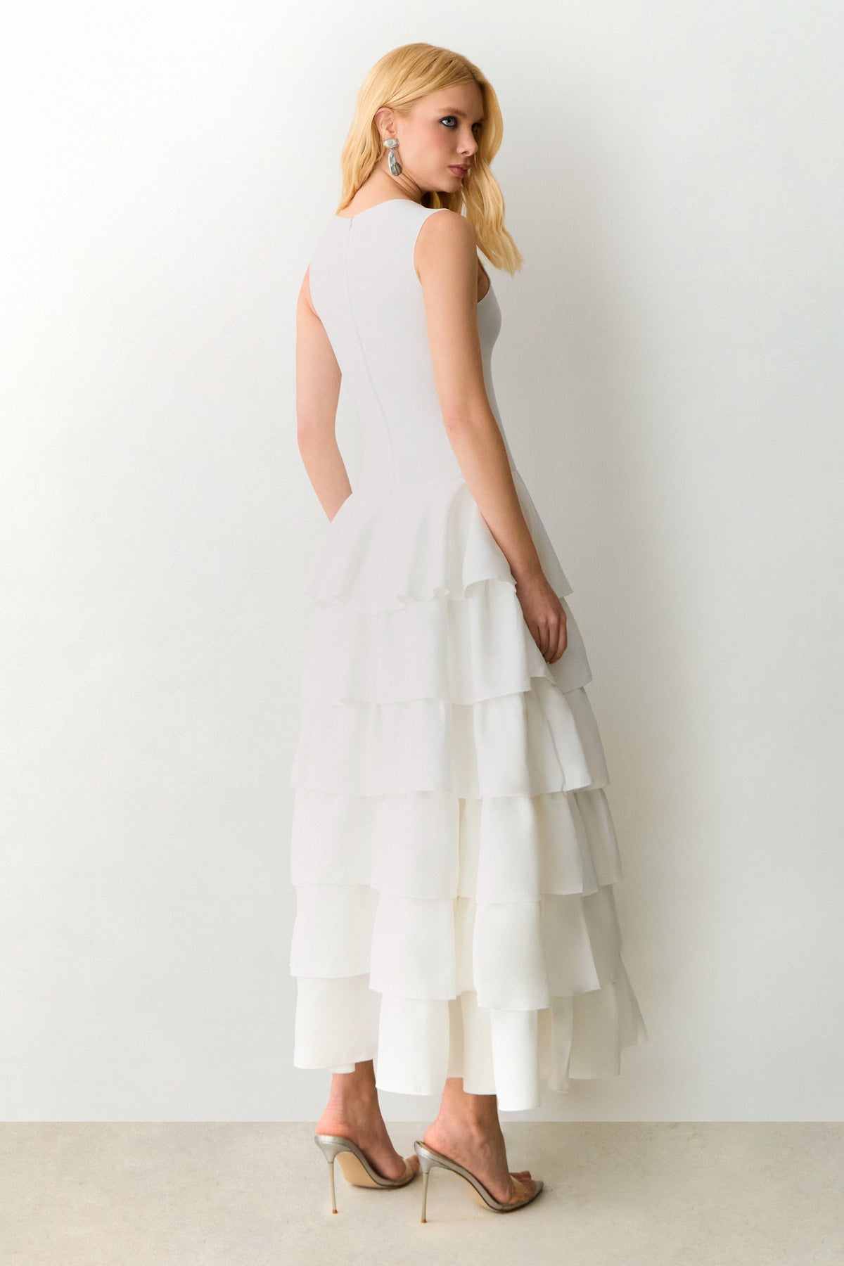 VESTIDO MIDI ALONGADO COM BABADOS E VOLUME SAIA OFF WHITE
