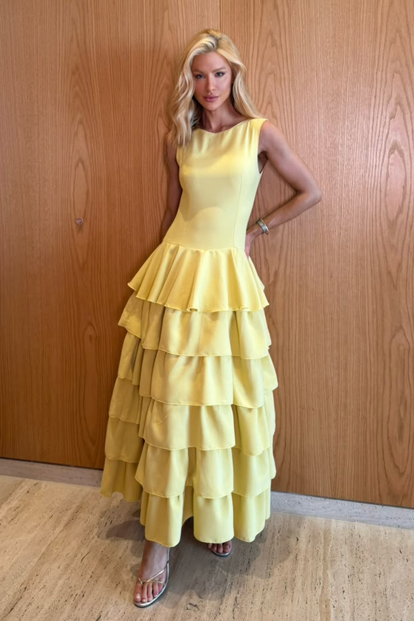 VESTIDO MIDI ALONGADO COM BABADOS E VOLUME SAIA AMARELO MANTEIGA