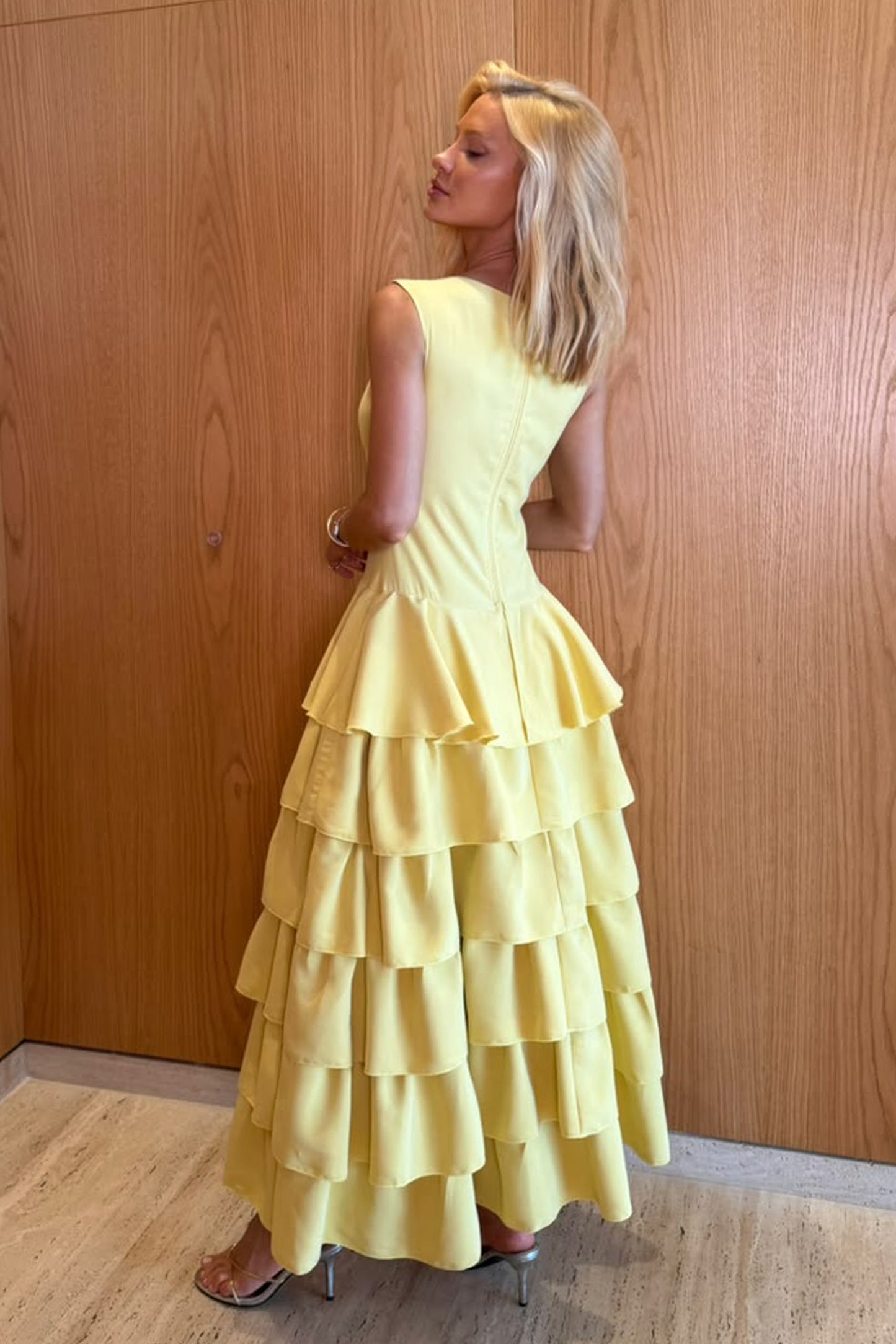 VESTIDO MIDI ALONGADO COM BABADOS E VOLUME SAIA AMARELO MANTEIGA