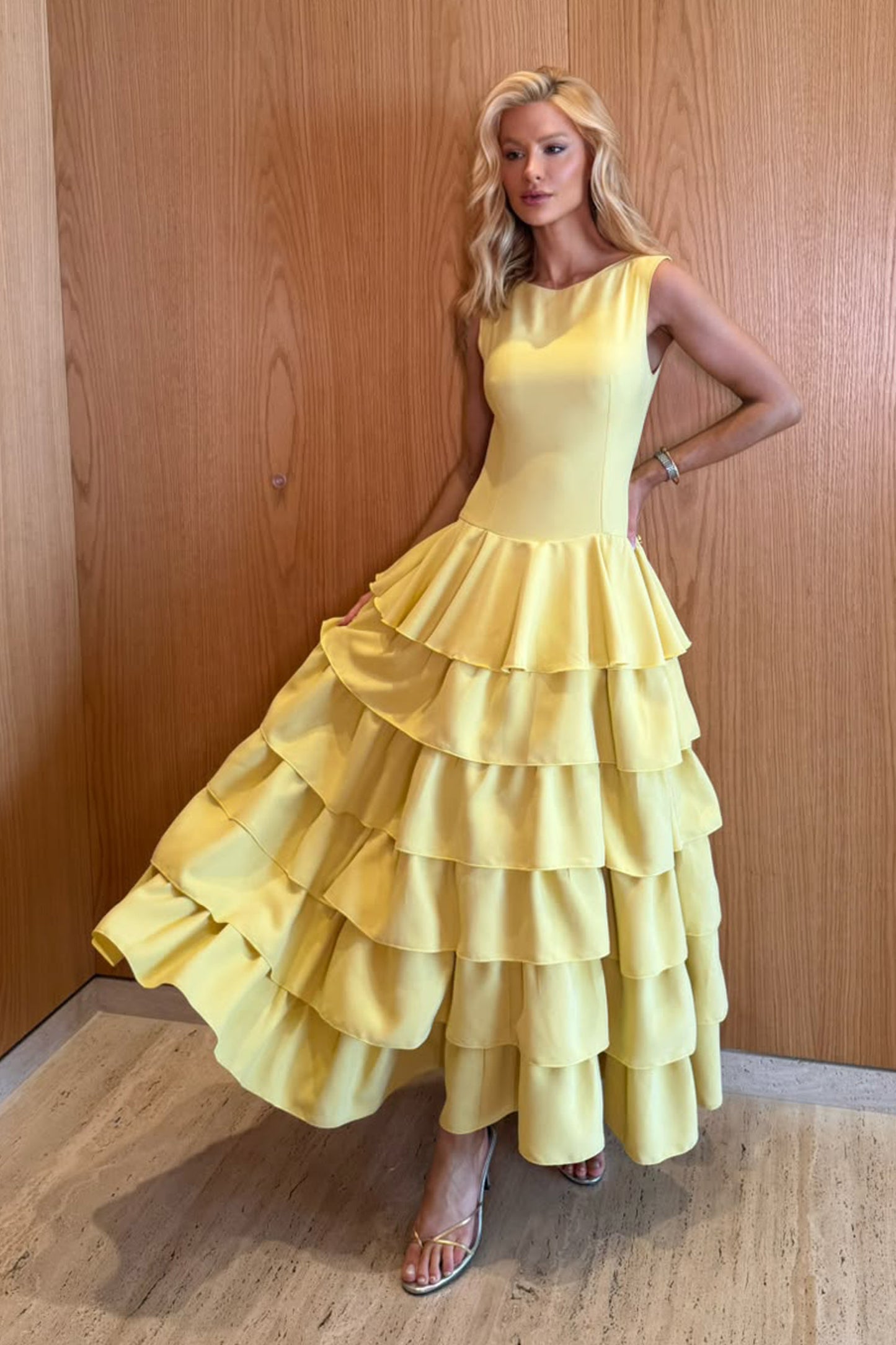 VESTIDO MIDI ALONGADO COM BABADOS E VOLUME SAIA AMARELO MANTEIGA