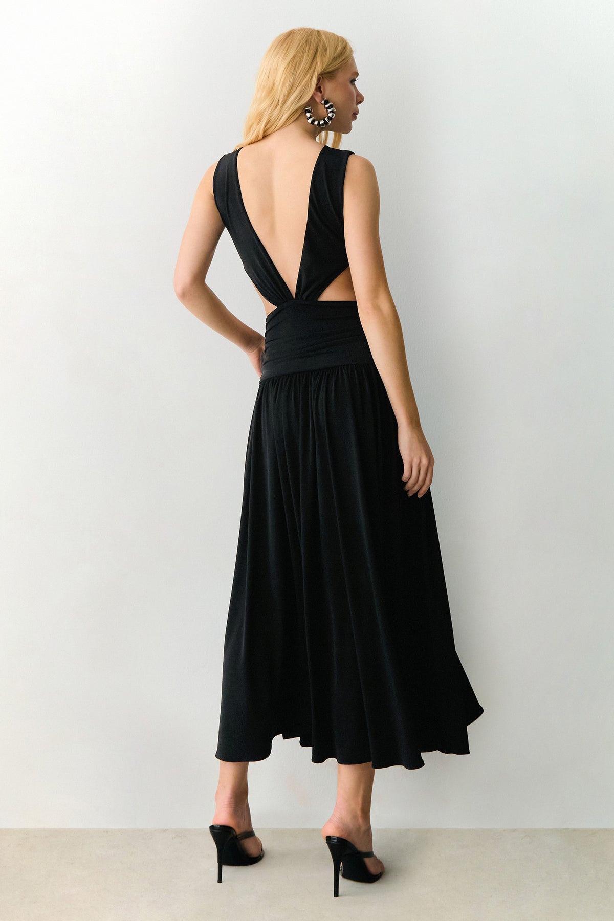 VESTIDO MIDI DECOTE V COSTAS E ABERTURAS LATERAIS PRETO
