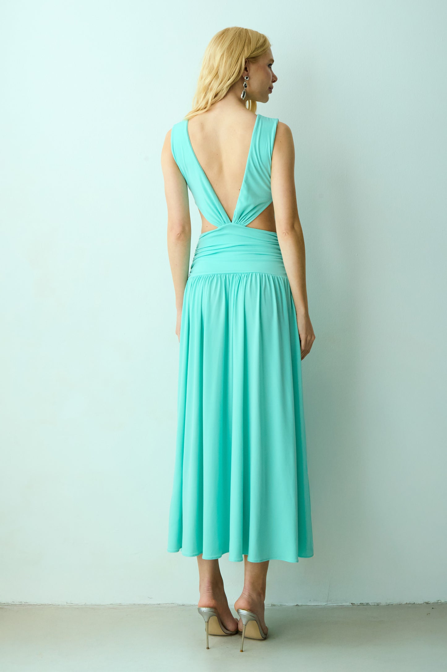 VESTIDO MIDI DECOTE V COSTAS E ABERTURAS LATERAIS VERDE BRISA