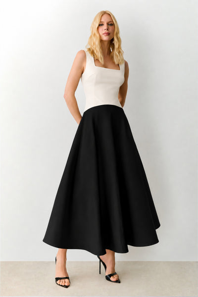 VESTIDO MIDI COM DECOTE RETO E ALCAS LARGAS OFF COM PRETO