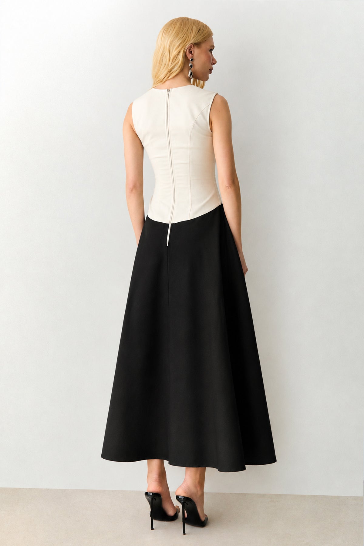 VESTIDO MIDI COM DECOTE RETO E ALCAS LARGAS OFF COM PRETO