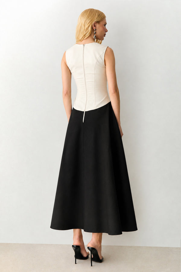 VESTIDO MIDI COM DECOTE RETO E ALCAS LARGAS OFF COM PRETO