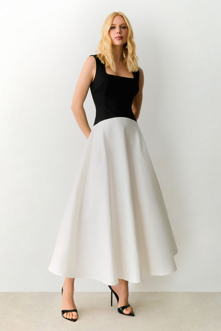 VESTIDO MIDI COM DECOTE RETO E ALCAS LARGAS PRETO COM OFF WHITE