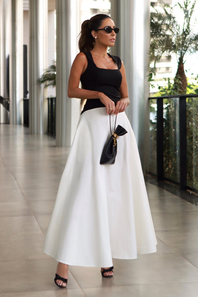 VESTIDO MIDI COM DECOTE RETO E ALCAS LARGAS PRETO COM OFF WHITE
