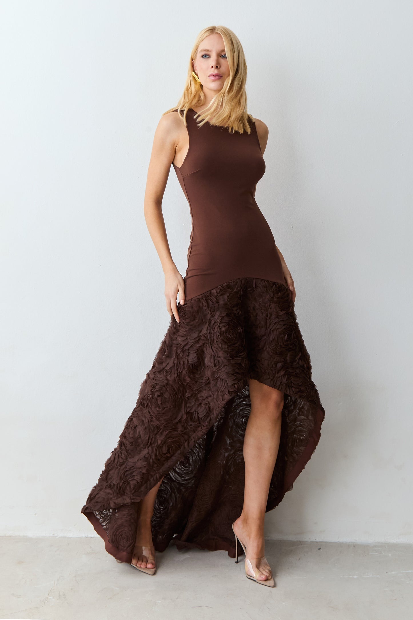 VESTIDO MULLET AJUSTADO AO CORPO BARRA AMPLA EM TULE MARROM ESCURO