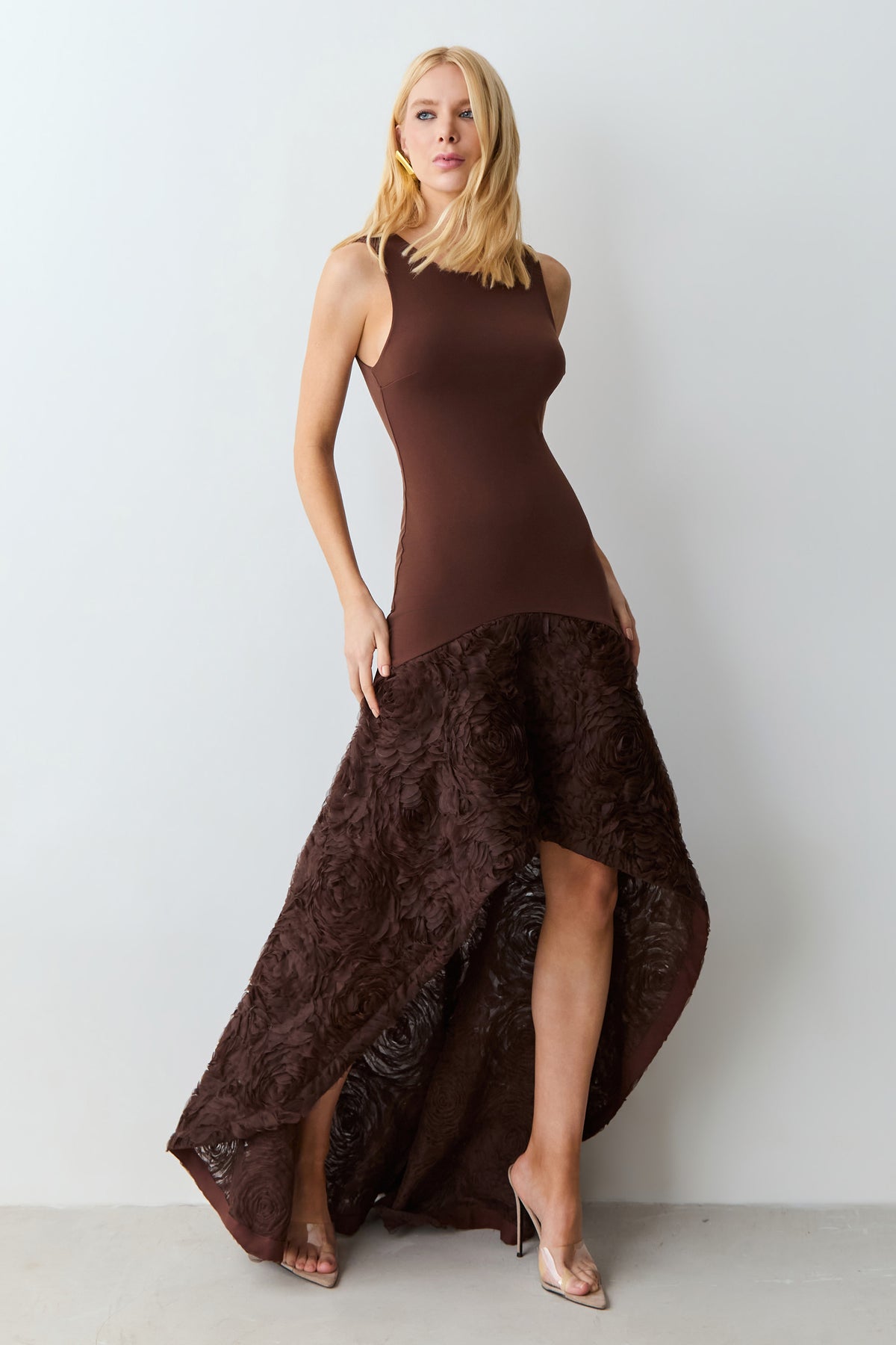 VESTIDO MULLET AJUSTADO AO CORPO BARRA AMPLA EM TULE MARROM ESCURO