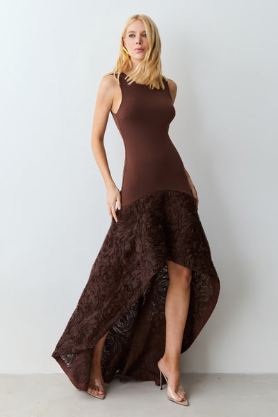 VESTIDO MULLET AJUSTADO AO CORPO BARRA AMPLA EM TULE MARROM ESCURO