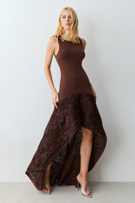 VESTIDO MULLET AJUSTADO AO CORPO BARRA AMPLA EM TULE MARROM ESCURO