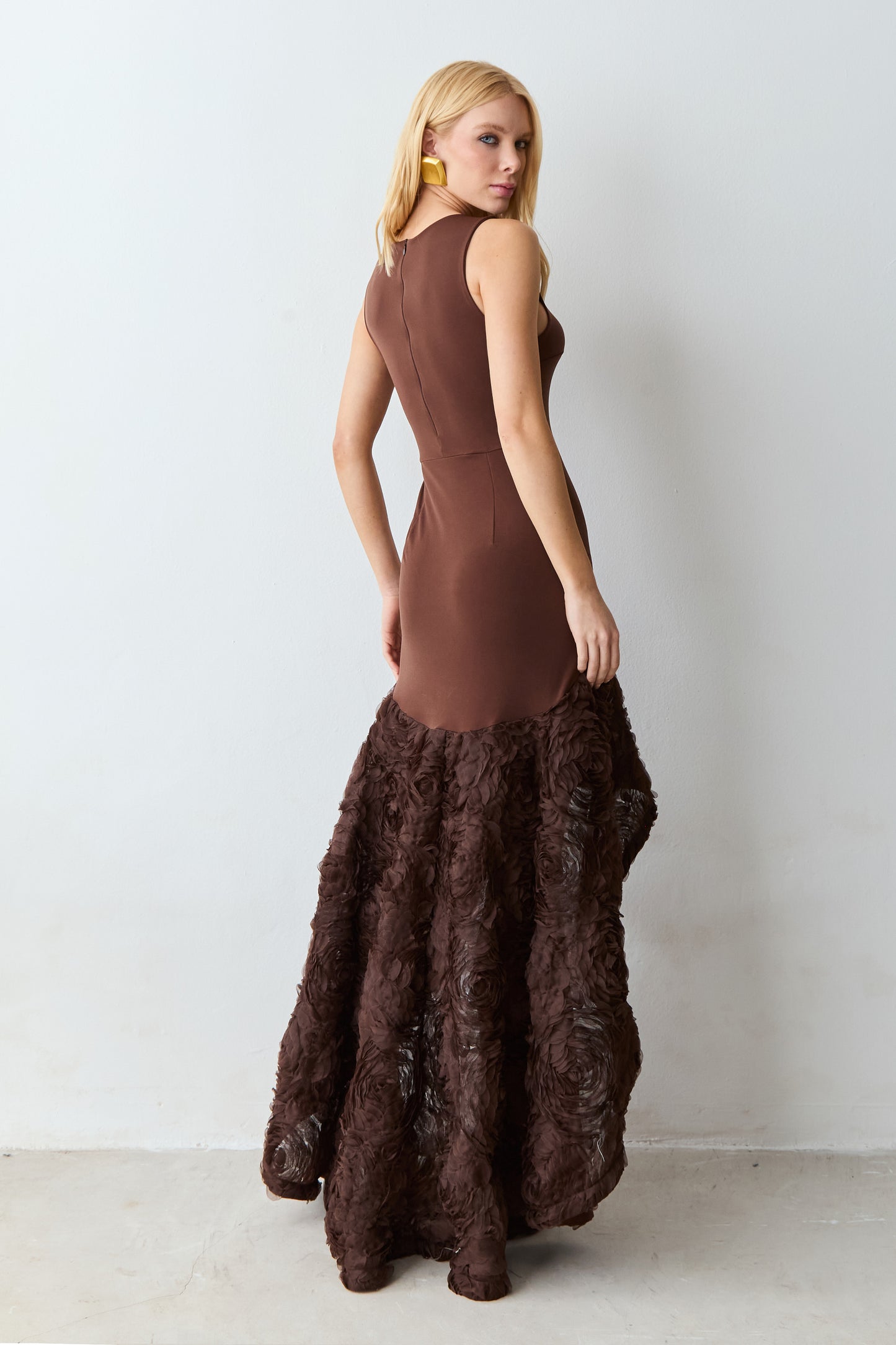 VESTIDO MULLET AJUSTADO AO CORPO BARRA AMPLA EM TULE MARROM ESCURO