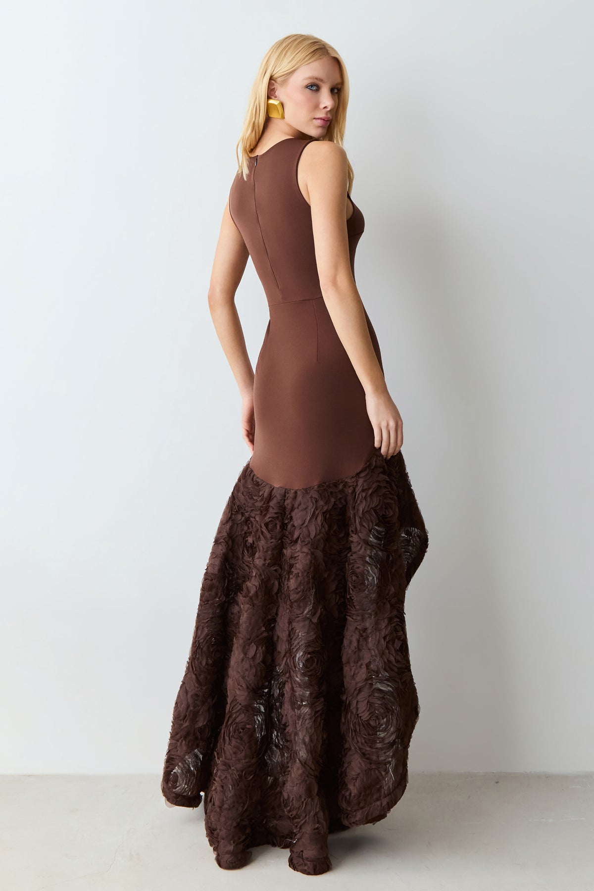 VESTIDO MULLET AJUSTADO AO CORPO BARRA AMPLA EM TULE MARROM ESCURO