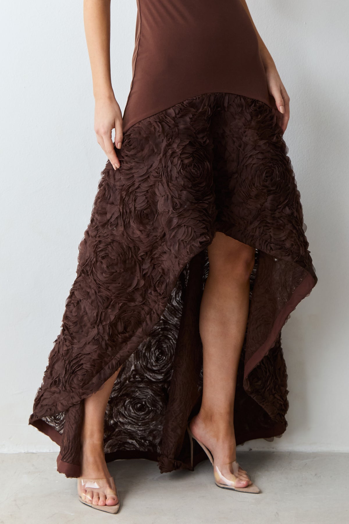 VESTIDO MULLET AJUSTADO AO CORPO BARRA AMPLA EM TULE MARROM ESCURO