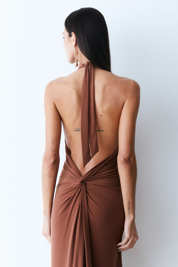 VESTIDO LONGO DECOTE V FRENTE UNICA  E TORCAO COSTAS MARROM
