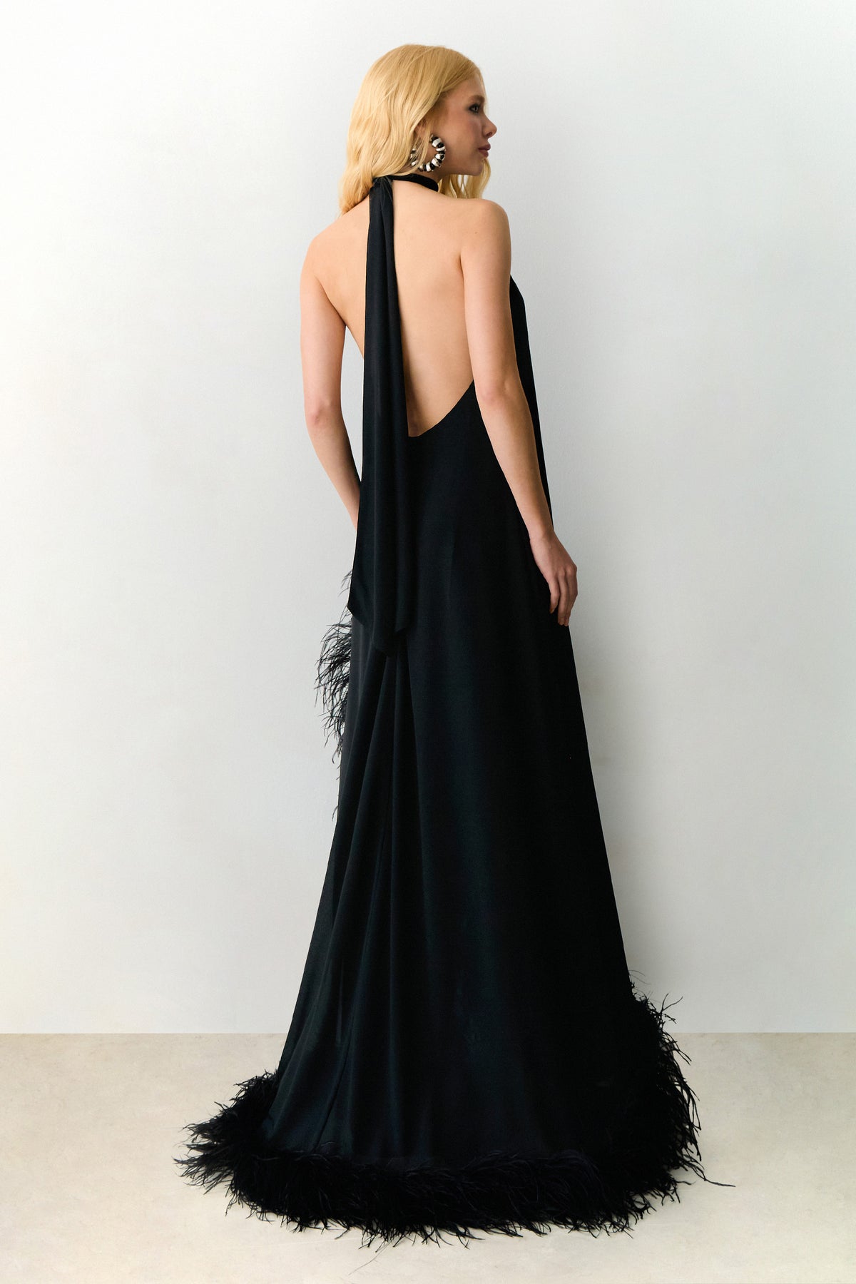 VESTIDO MULLET BARRA ASSIMETRICA E AMARRACO PESCOCO PRETO