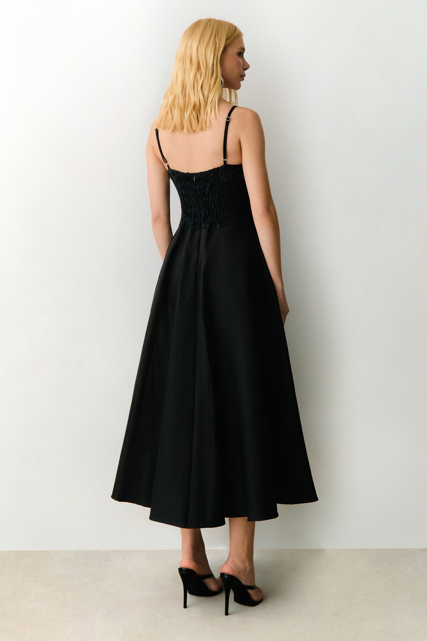 VESTIDO MIDI EM RENDA ALCA FINA E SAIA ESTRUTURADA PRETO