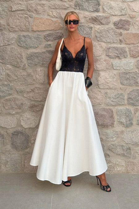 VESTIDO MIDI EM RENDA ALCA FINA E SAIA ESTRUTURADA PRETO COM BRANCO