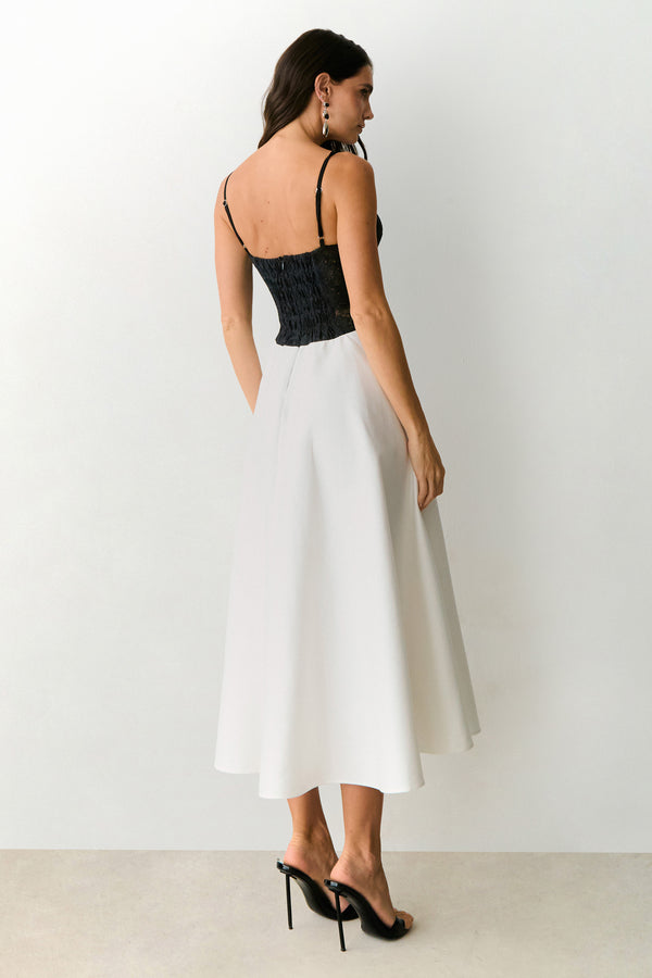 VESTIDO MIDI EM RENDA ALCA FINA E SAIA ESTRUTURADA PRETO COM BRANCO