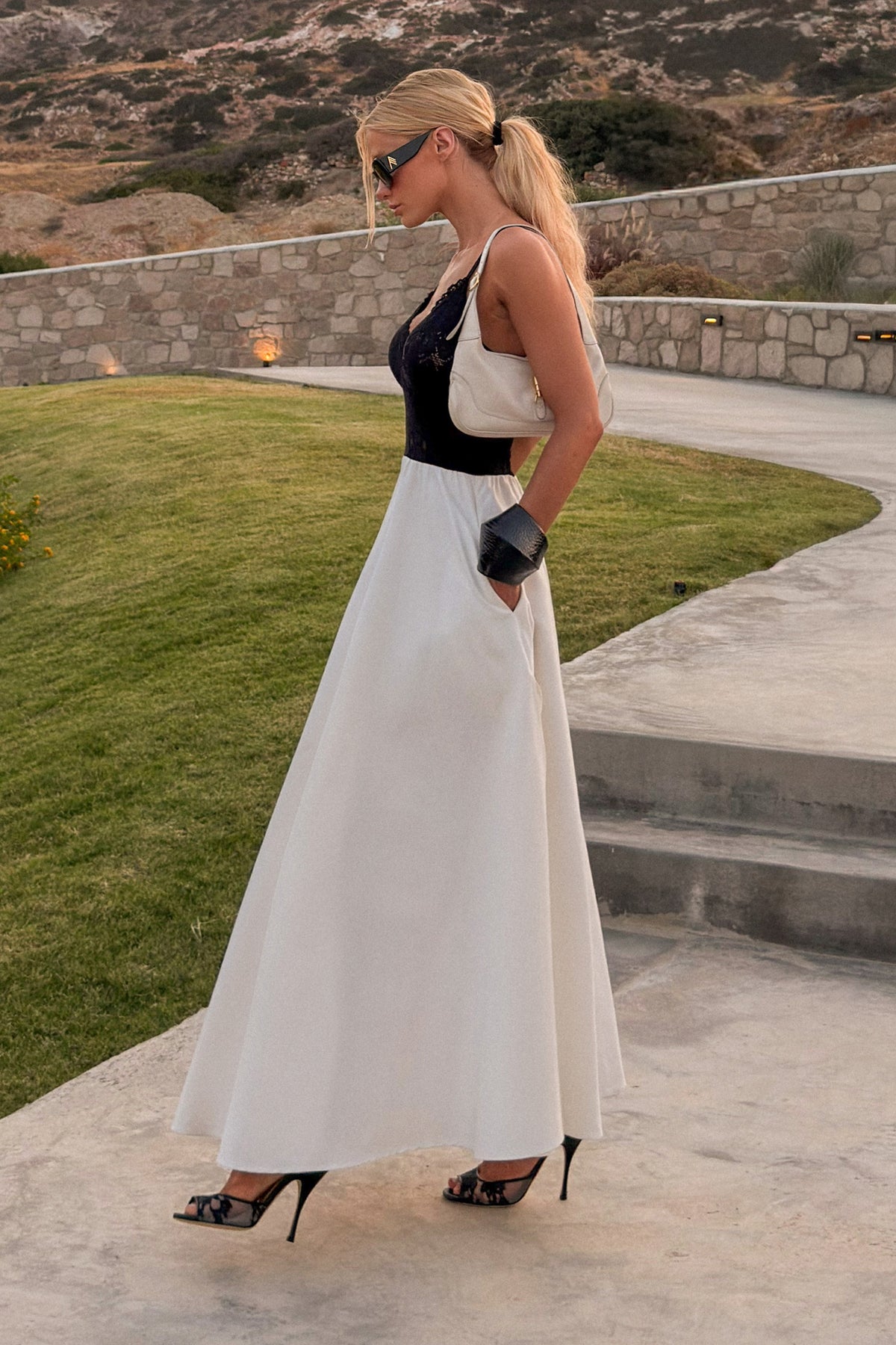 VESTIDO MIDI EM RENDA ALCA FINA E SAIA ESTRUTURADA PRETO COM BRANCO
