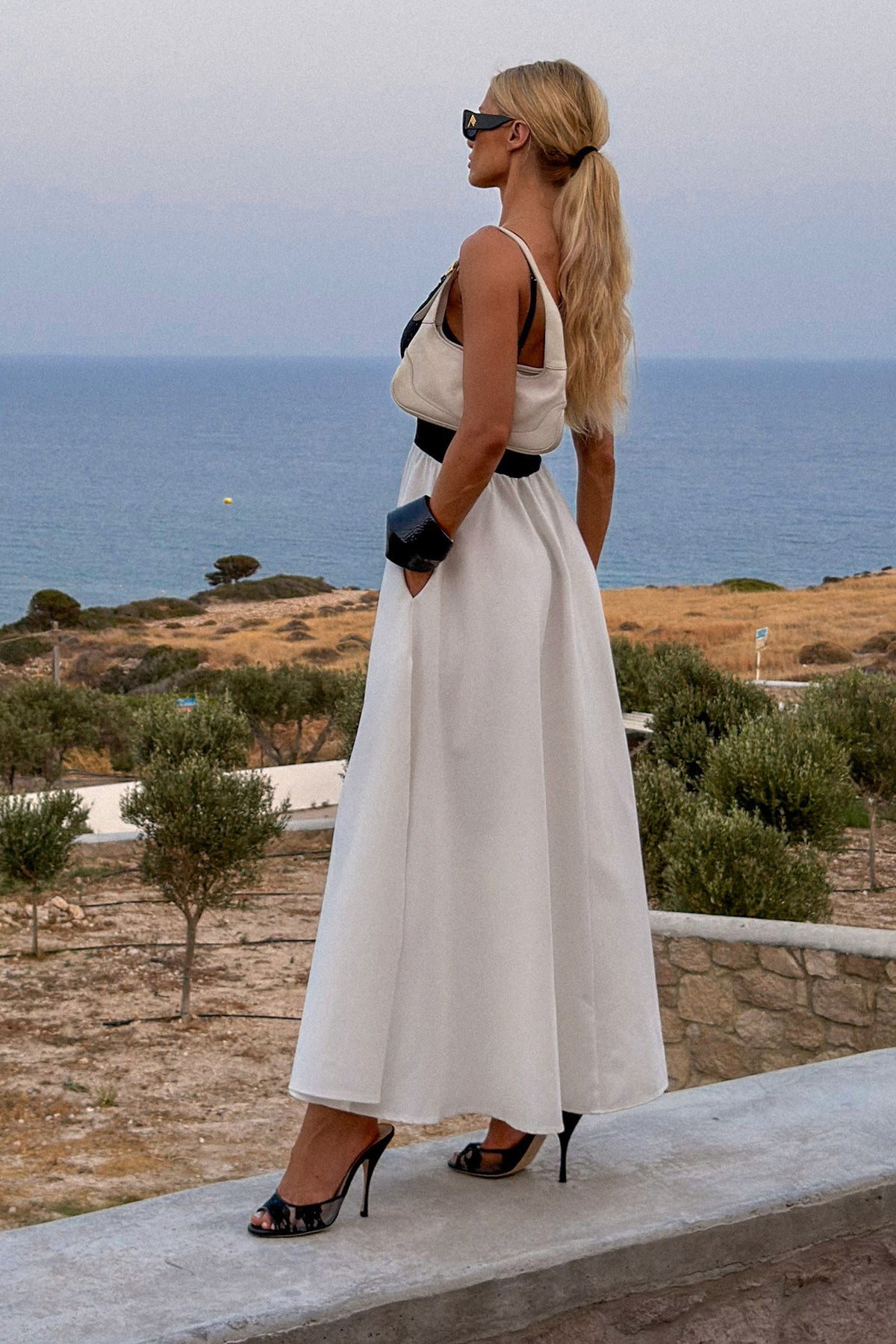 VESTIDO MIDI EM RENDA ALCA FINA E SAIA ESTRUTURADA PRETO COM BRANCO