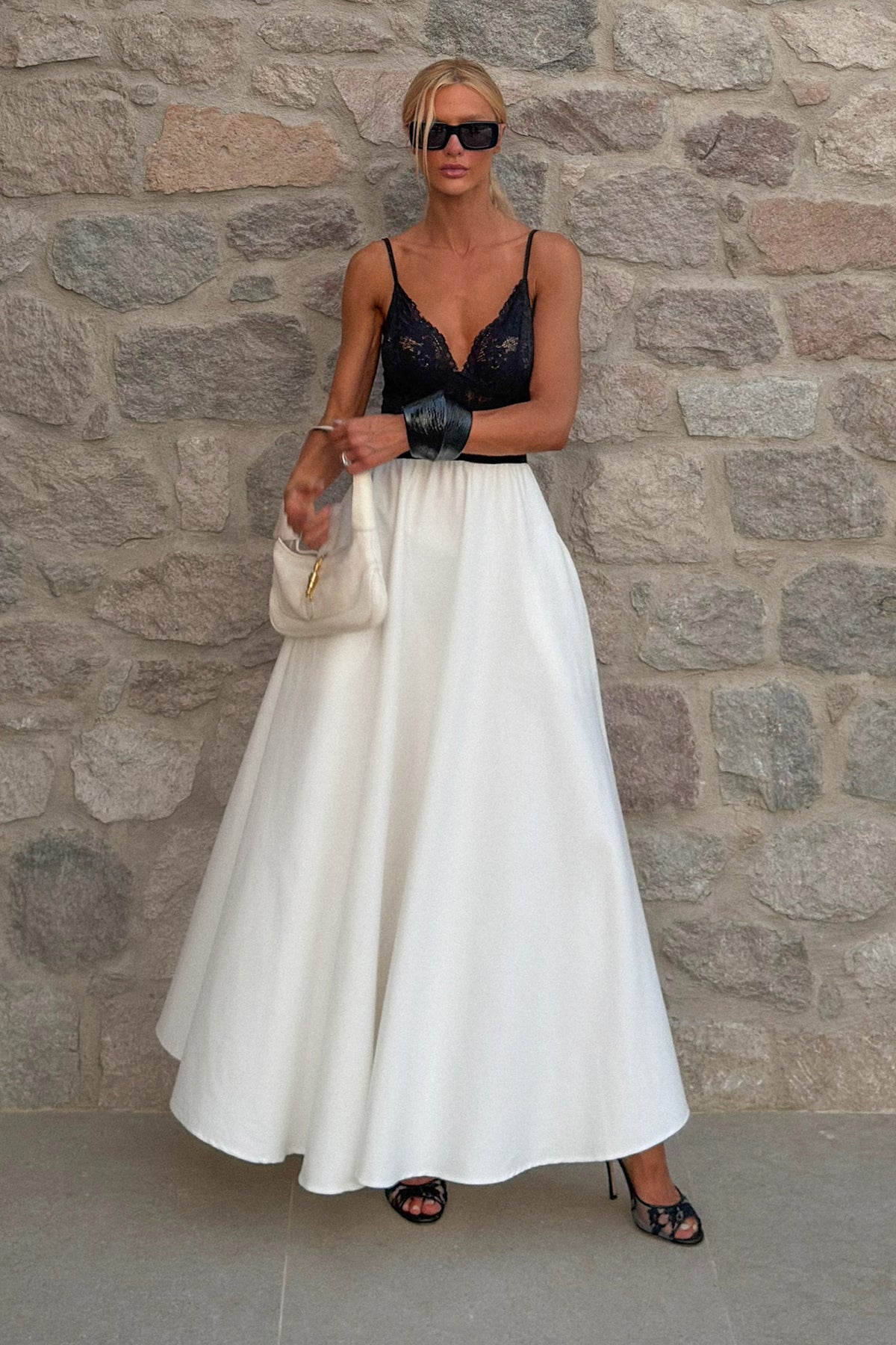 VESTIDO MIDI EM RENDA ALCA FINA E SAIA ESTRUTURADA PRETO COM BRANCO