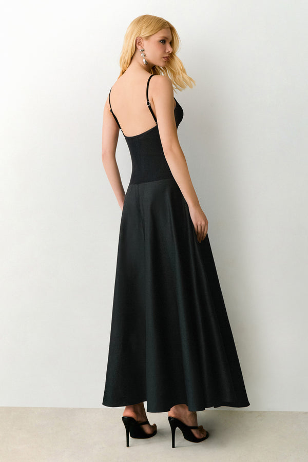 VESTIDO MIDI COSTAS ABERTAS E SAIA COM VOLUME PRETO