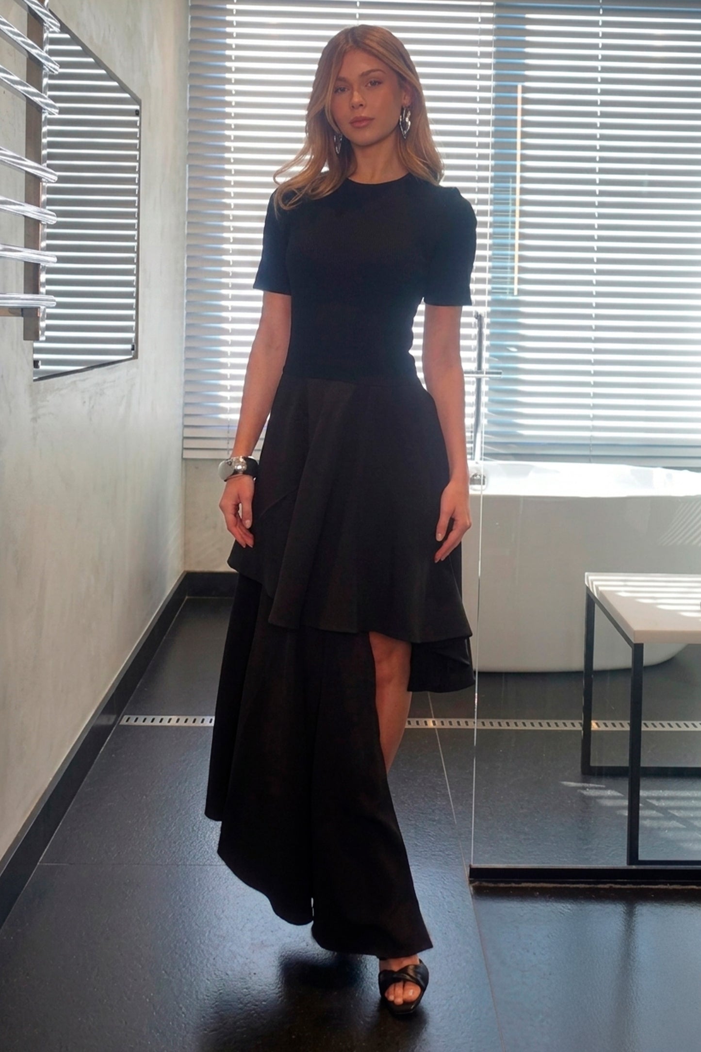 VESTIDO MIDI SAIA COM RECORTES ASSIMETRICOS PRETO