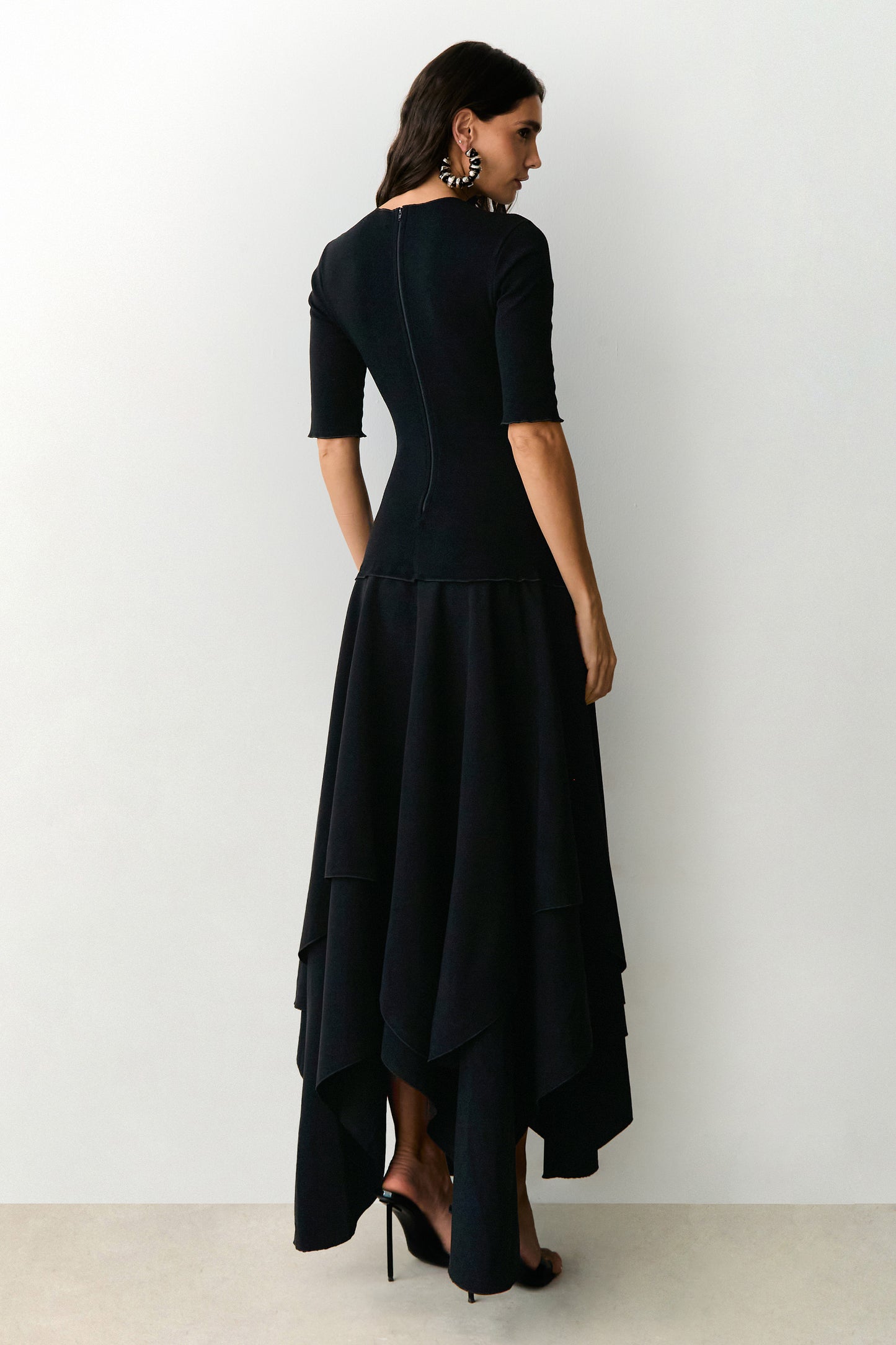 VESTIDO MIDI SAIA COM RECORTES ASSIMETRICOS PRETO
